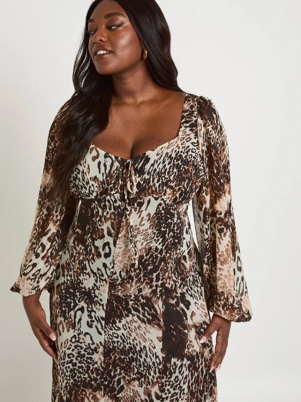 boohoo Dames Plus Dierenprint Mix Geplooide Chiffon Melkmeisjesmaxijurk bruin, foto 3