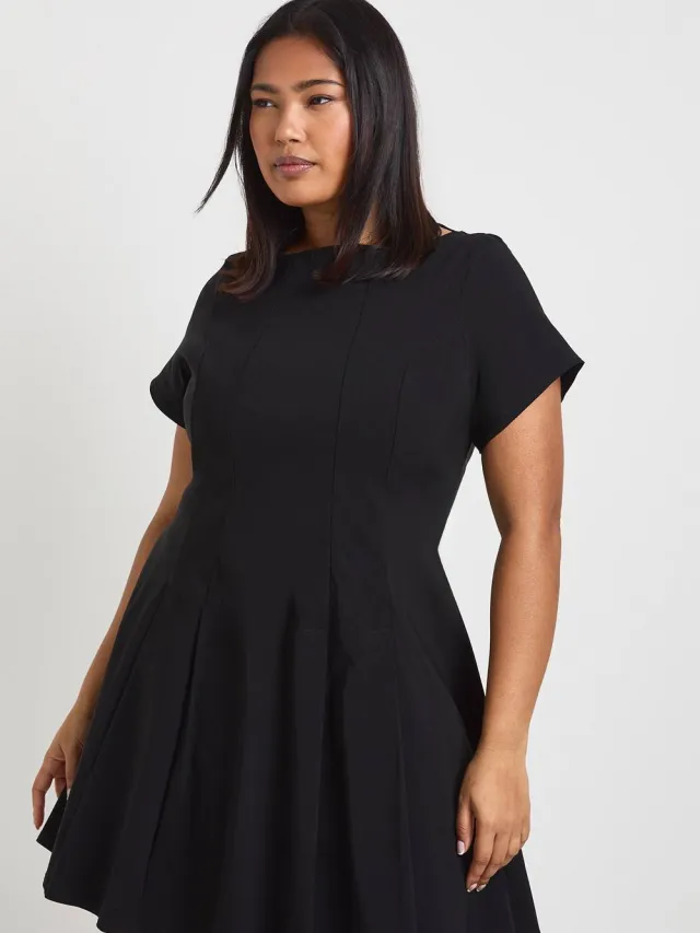 boohoo Dames Plus Bengaline Korte Mouw Geplooide Skater Jurk Zwart