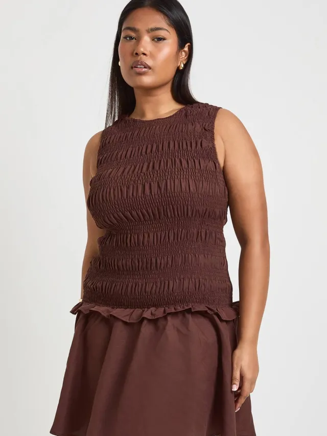 boohoo Dames Plus Gesmockte Jurk Met Racerback Hals En Skater Rok Chocoladebruin