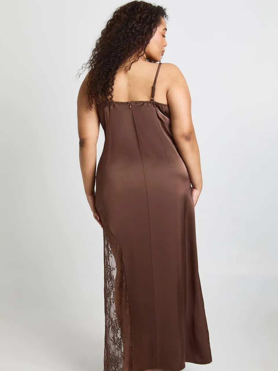 boohoo Dames Plus Satijn Cowl Kanten Inzet Maxi Jurk chocoladebruin, foto 2