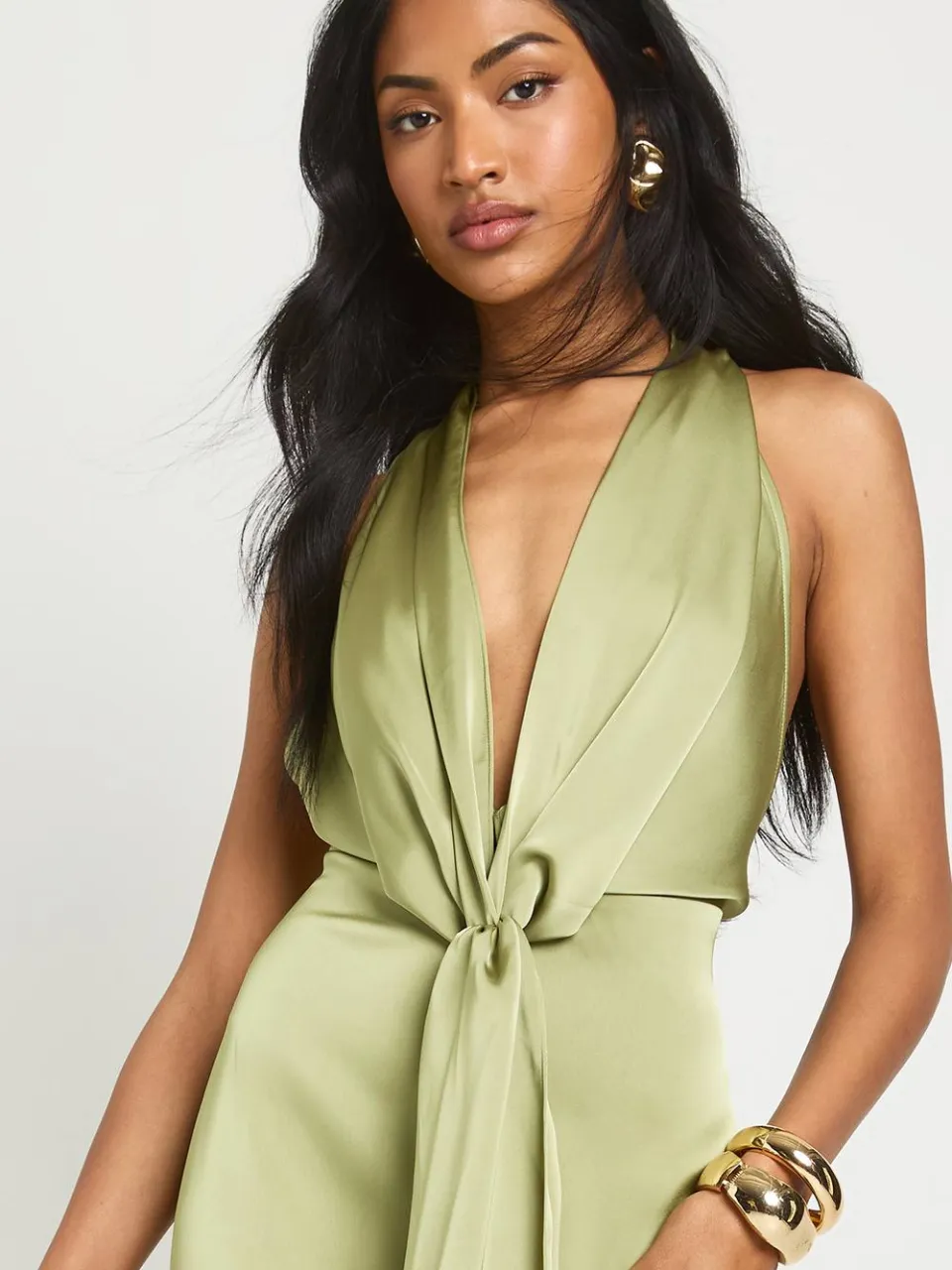 boohoo Dames Satijn halternek maxi jurk met diepe V-hals en gedrapeerd detail olijf, foto 3