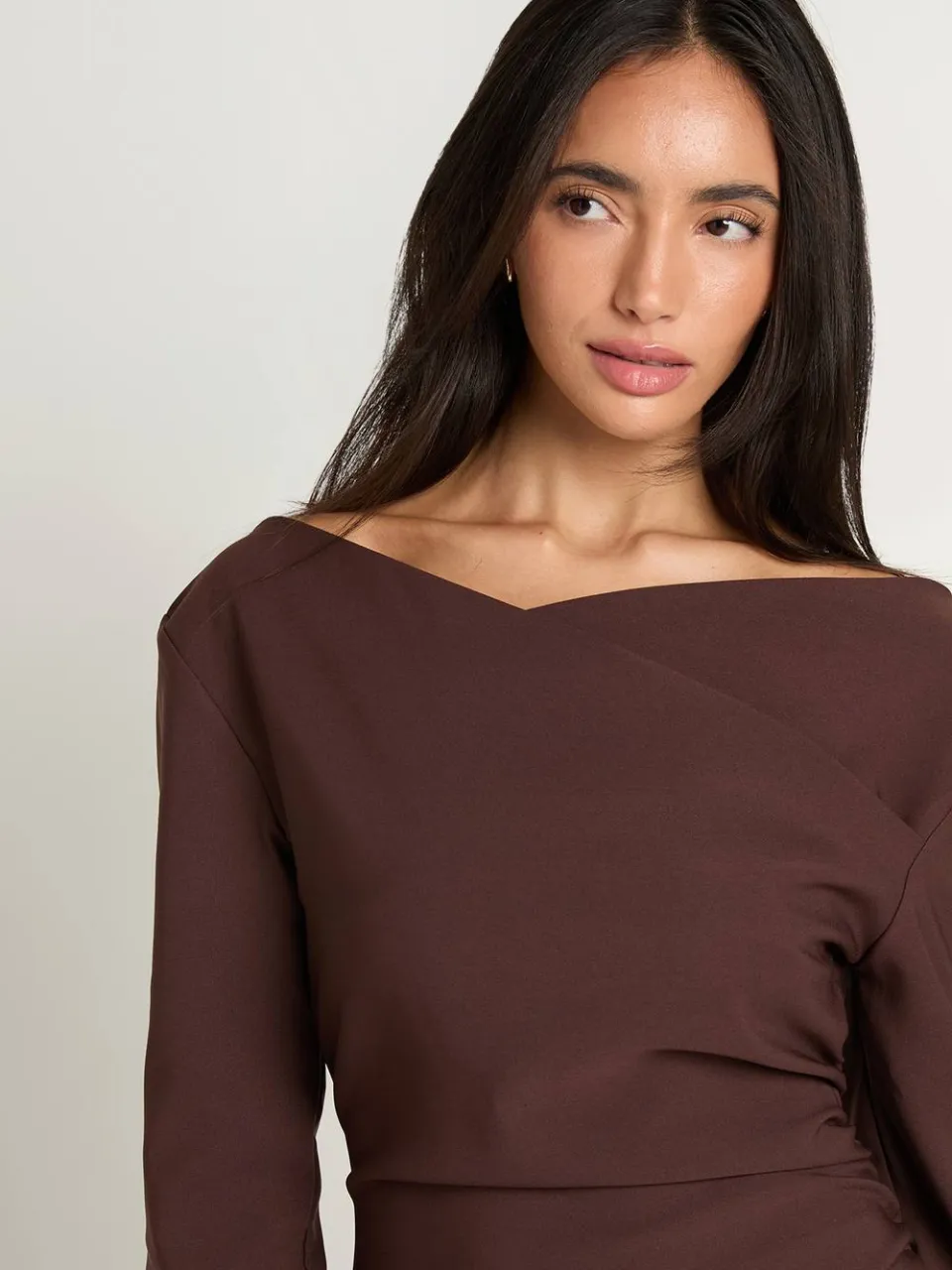 boohoo Dames Mini-jurk Met Wikkelvoorpand, Geplooid Middel En Lange Mouwen chocoladebruin, foto 3