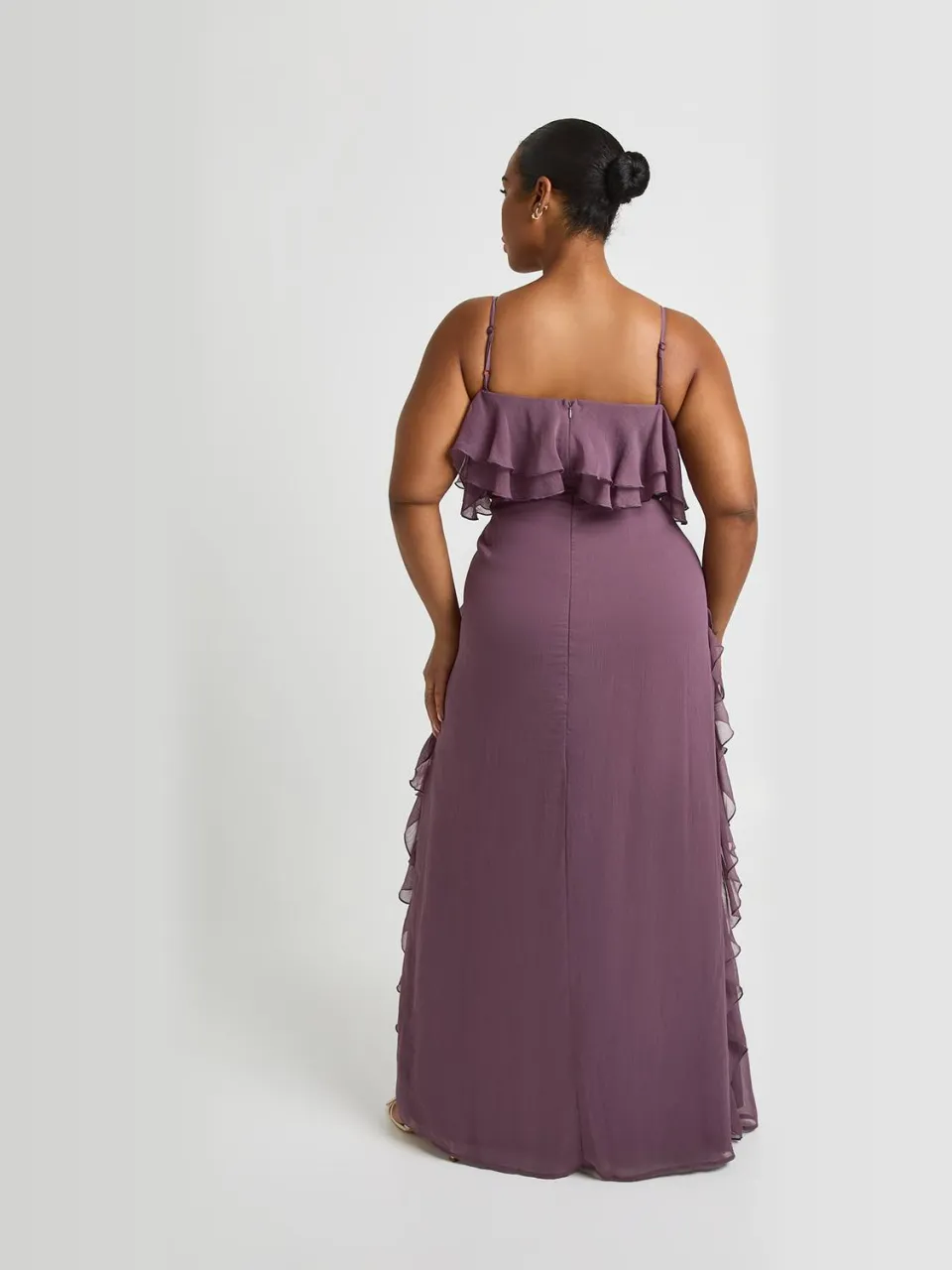 boohoo Dames Plus Chiffon Ruches Cold Shoulder Maxi Jurk roos, foto 3