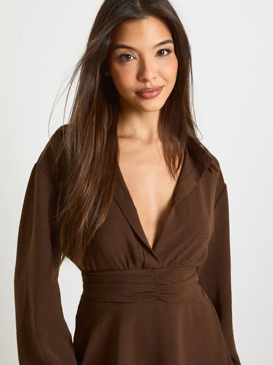 boohoo Dames Hammered geraffelde taille shirtjurk chocoladebruin, foto 4