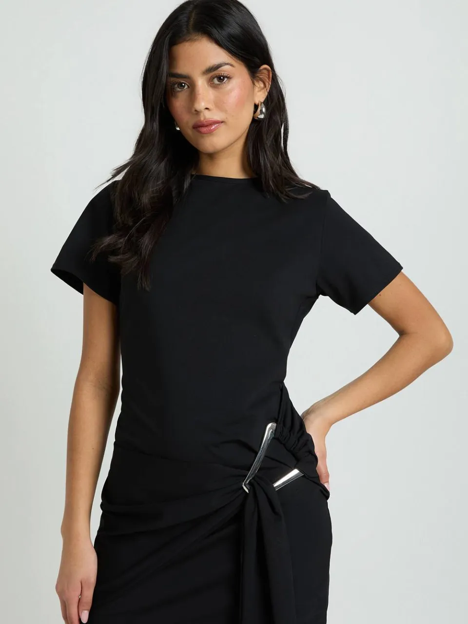 boohoo Dames Jurk Met Goudkleurige Bies En Ceintuur En Korte Mouwen, foto 3