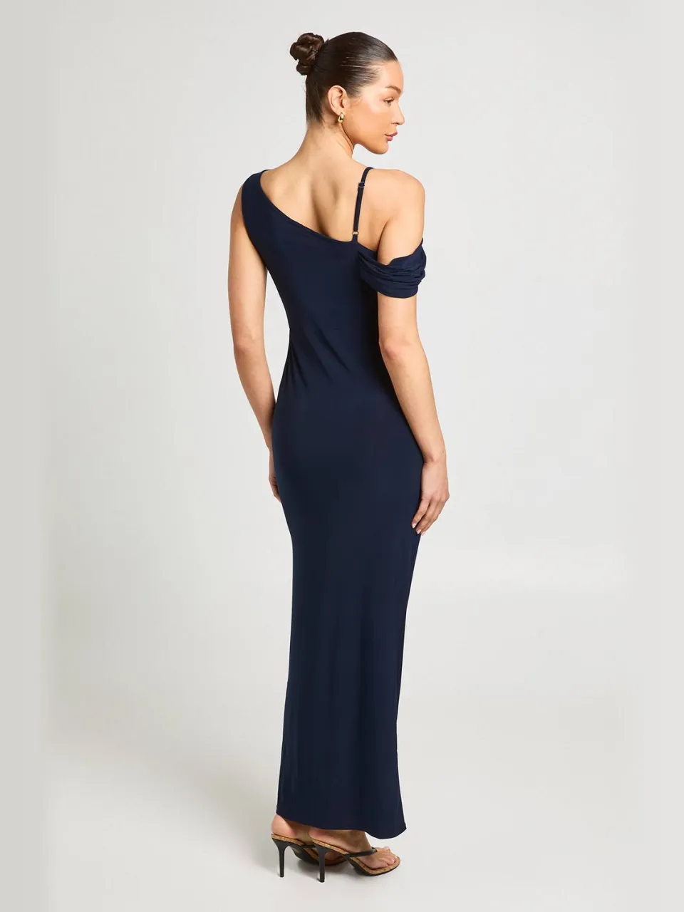 boohoo Dames Dubbele Laag Slinky Drape Voorkant Cold Shoulder Maxi Jurk marineblauw, foto 2