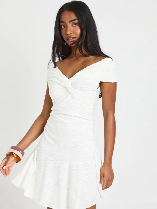 boohoo Dames Burnout Zebra Twist Bardot Jurk Met Volantrand Crème