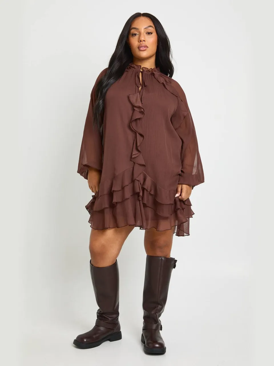 boohoo Dames Plus Chiffon Volant Smockjurk chocoladebruin, foto 3