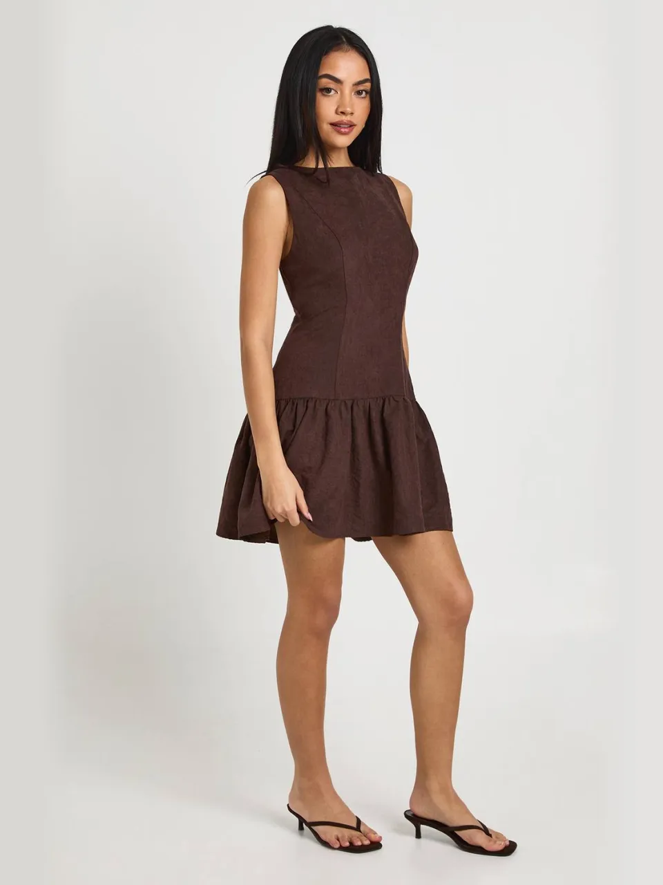 boohoo Dames Gestructureerde Mini Jurk met Asymmetrische Zoom chocoladebruin, foto 3