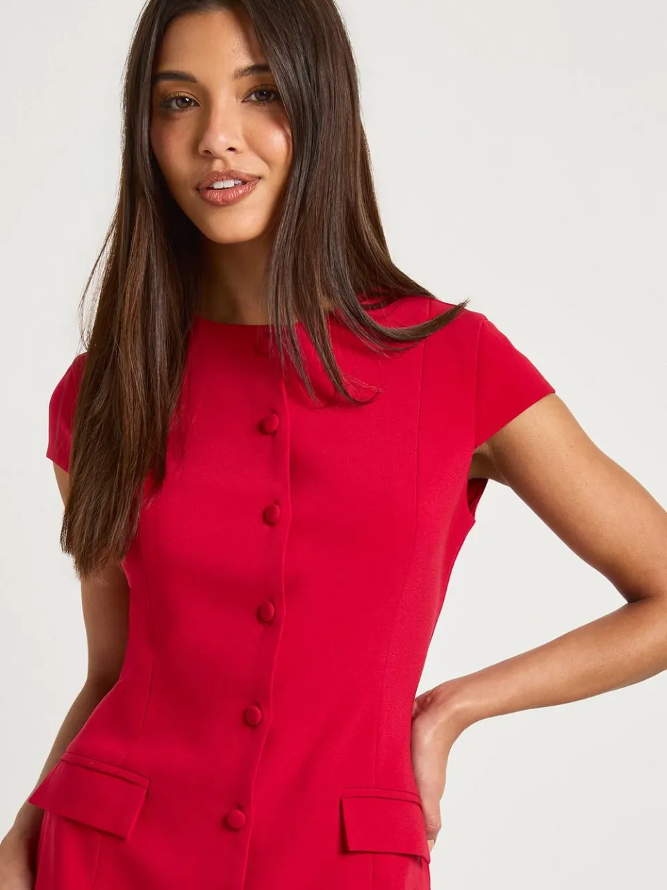boohoo Dames Op maat gemaakte mini shiftjurk met capmouw en knoopdoorloop rood, foto 4