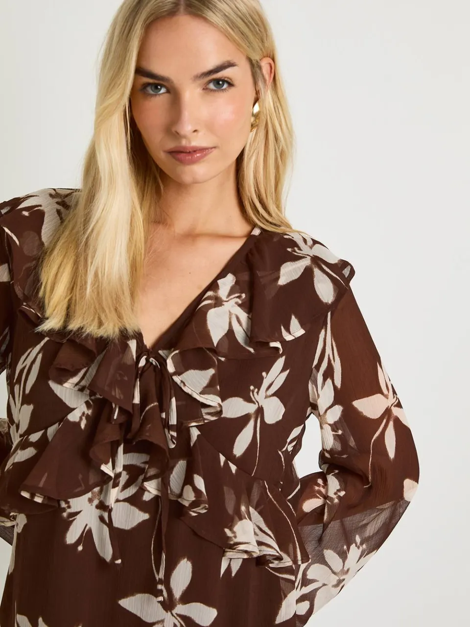 boohoo Dames Bloemenruche Chiffon Smockjurk chocoladebruin, foto 4