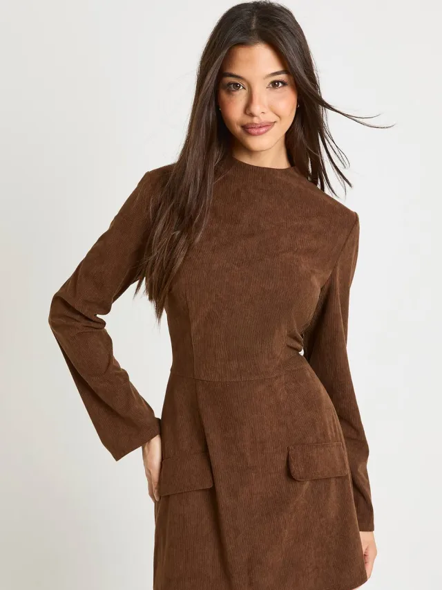 boohoo Dames Cord Mini-jurk met hoge hals Chocoladebruin