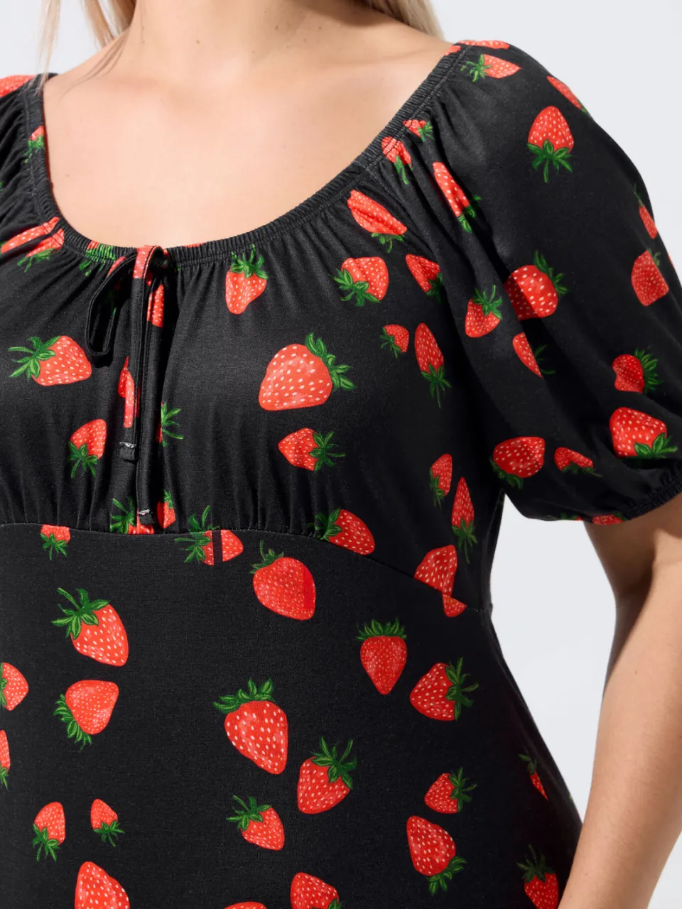 Limited Collection Zwarte Tea Dress Met Aardbeienprint, foto 4