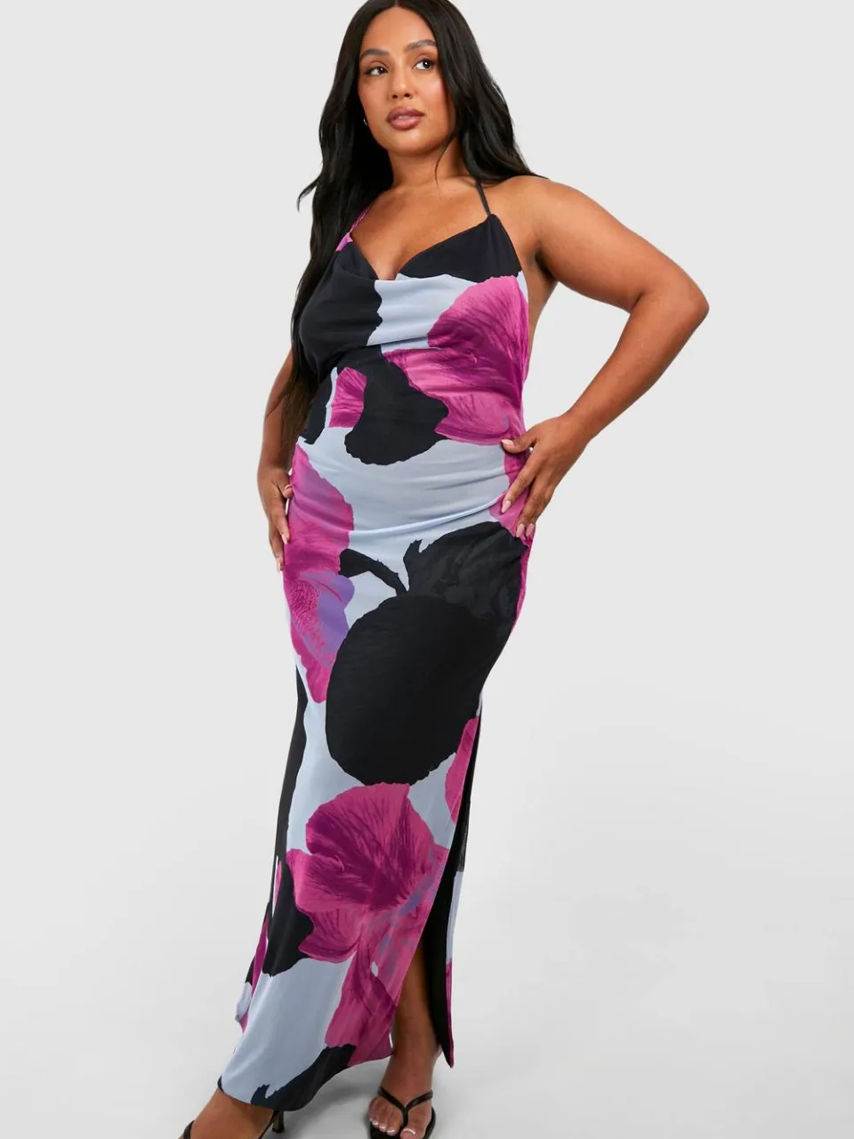 boohoo Dames Plus Halterneck Low Back Printed Maxi Jurk babyblauw, foto 2