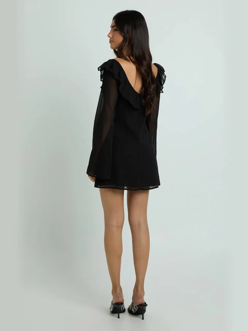 boohoo Dames Chiffon Ruffle Mini-jurk Met V-hals zwart, foto 3