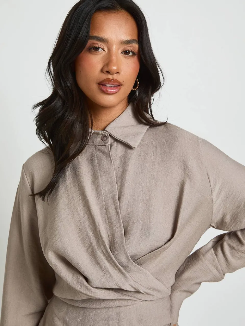 boohoo Dames Petite Blousejurk met kraag en omslag mokka, foto 4