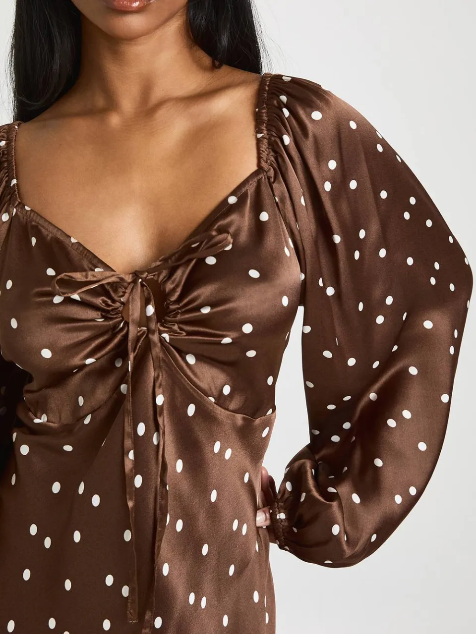 boohoo Dames Satijnen Midaxi Jurk met Stippenprint en Volumineuze Mouwen chocoladebruin, foto 4