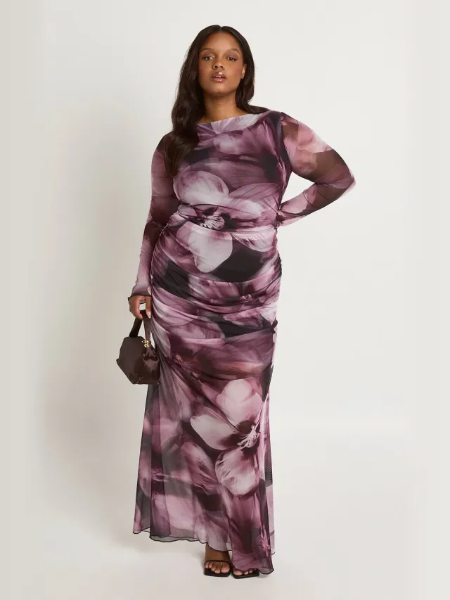 boohoo Dames Plus Gebloemde Geplooide Mesh Maxi Jurk Bordeaux Rood