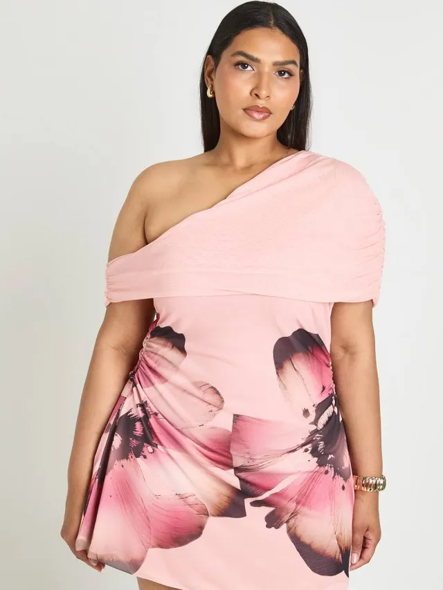 boohoo Dames Plus Mesh Grote Bloemenprint One Shoulder Mini Jurk Blush