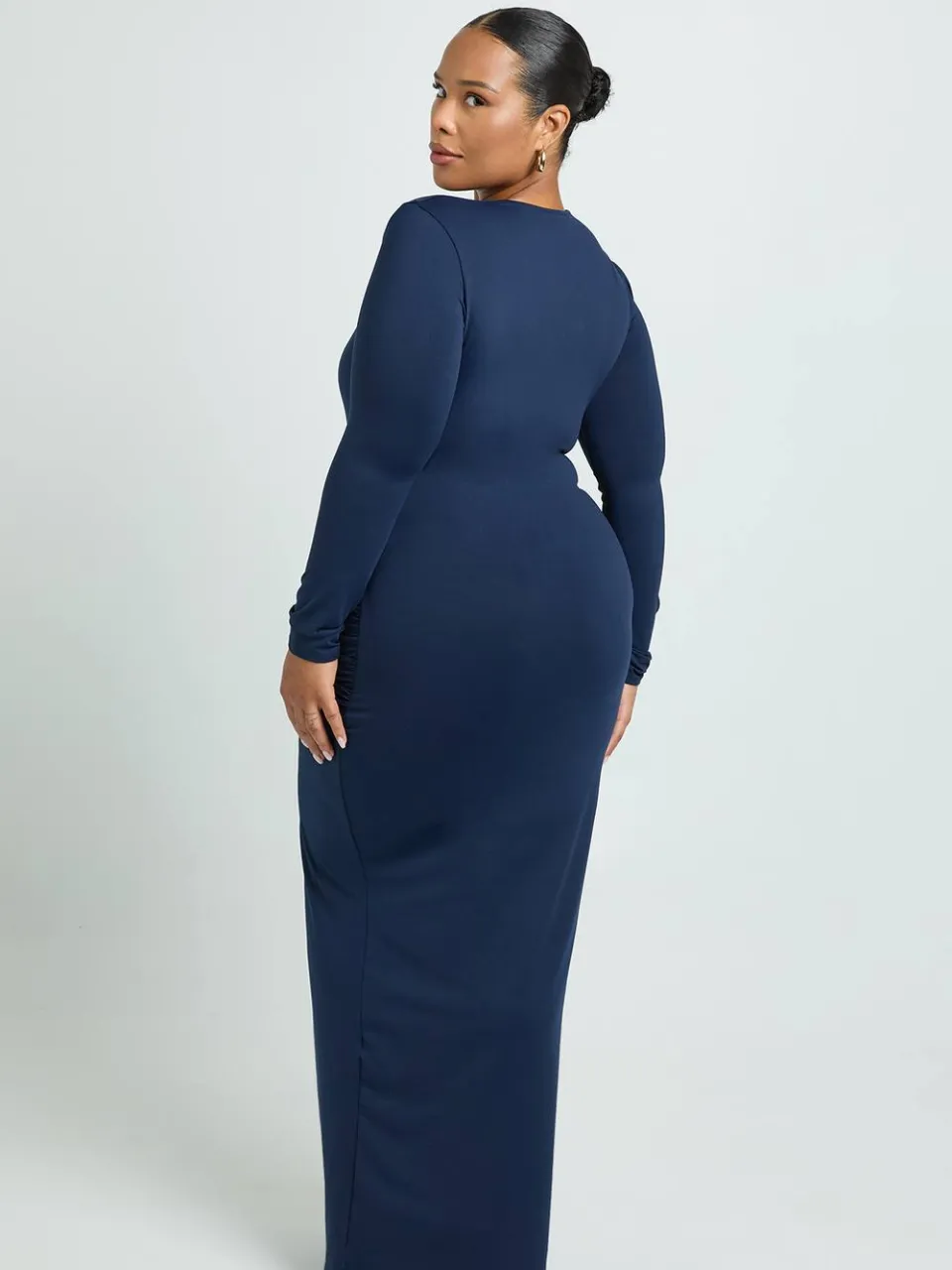 boohoo Dames Plus gerafelde maxi-jurk met lange mouwen en gouden afwerking, foto 2
