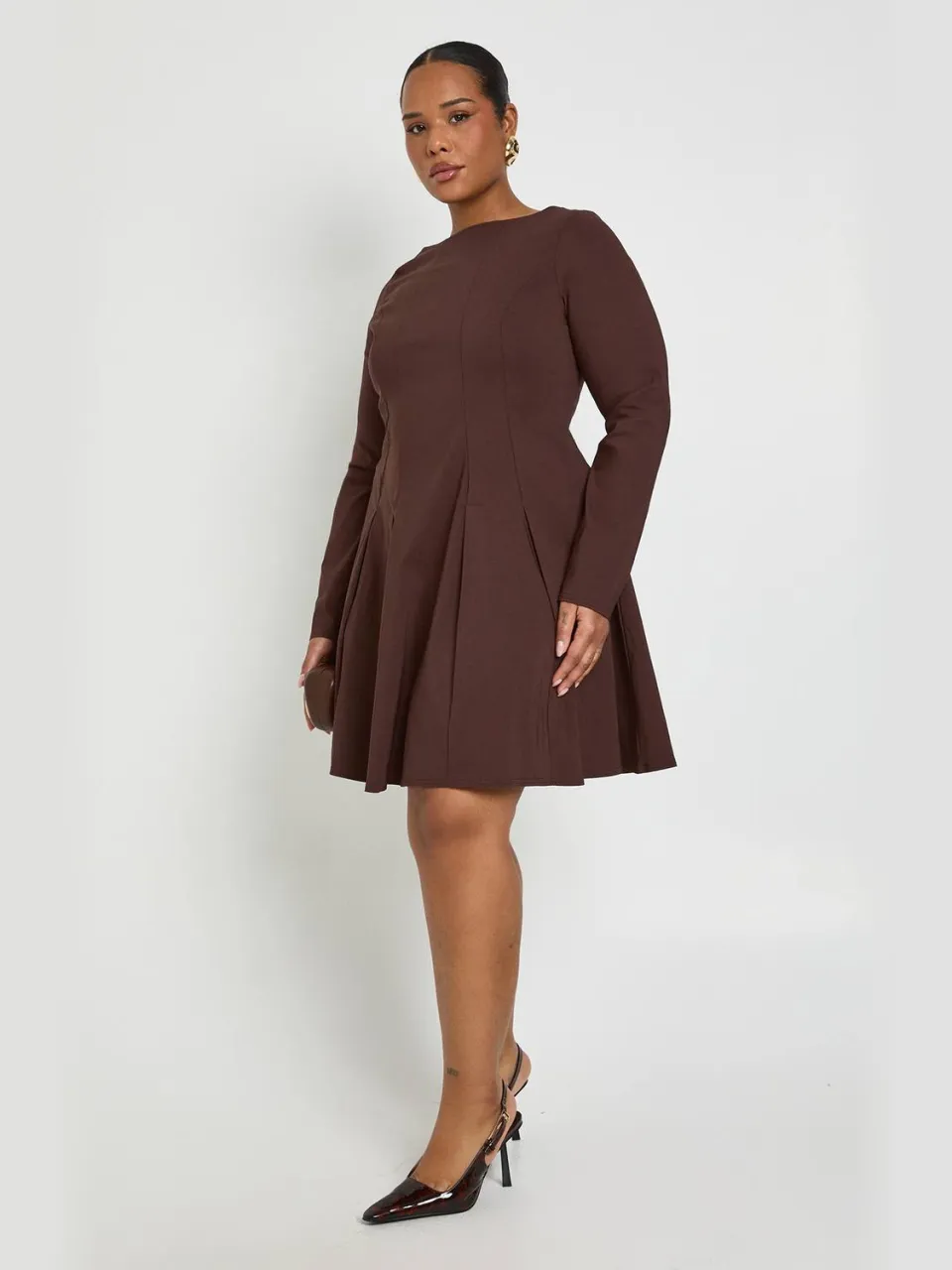 boohoo Dames Plus Bengaline Geplooide Lange Mouwen Skaterjurk chocoladebruin, foto 3