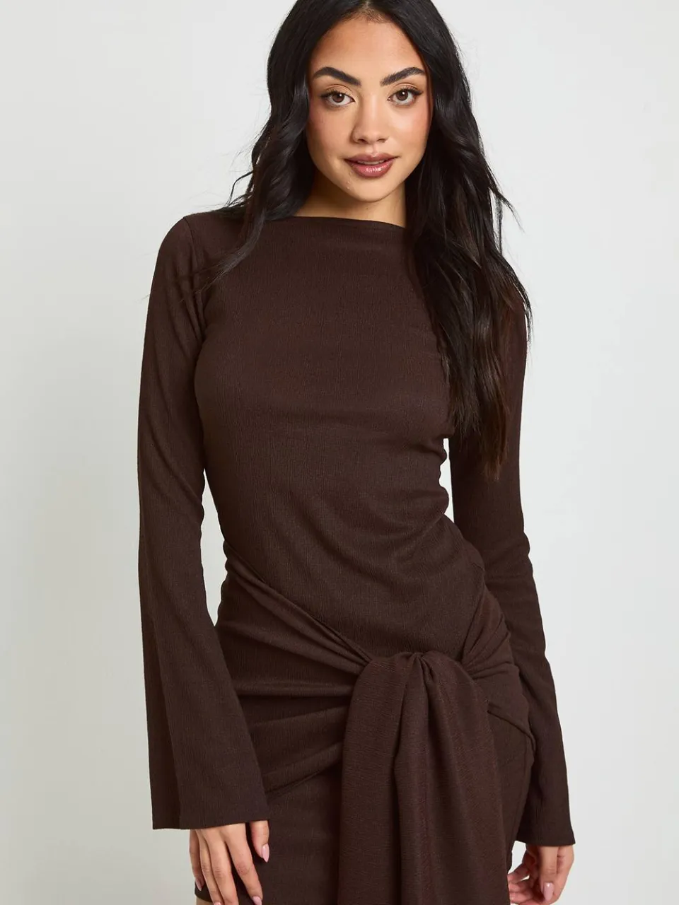 boohoo Dames Gestructureerde Wikkel Mini Jurk Met Strikdetail chocoladebruin, foto 3