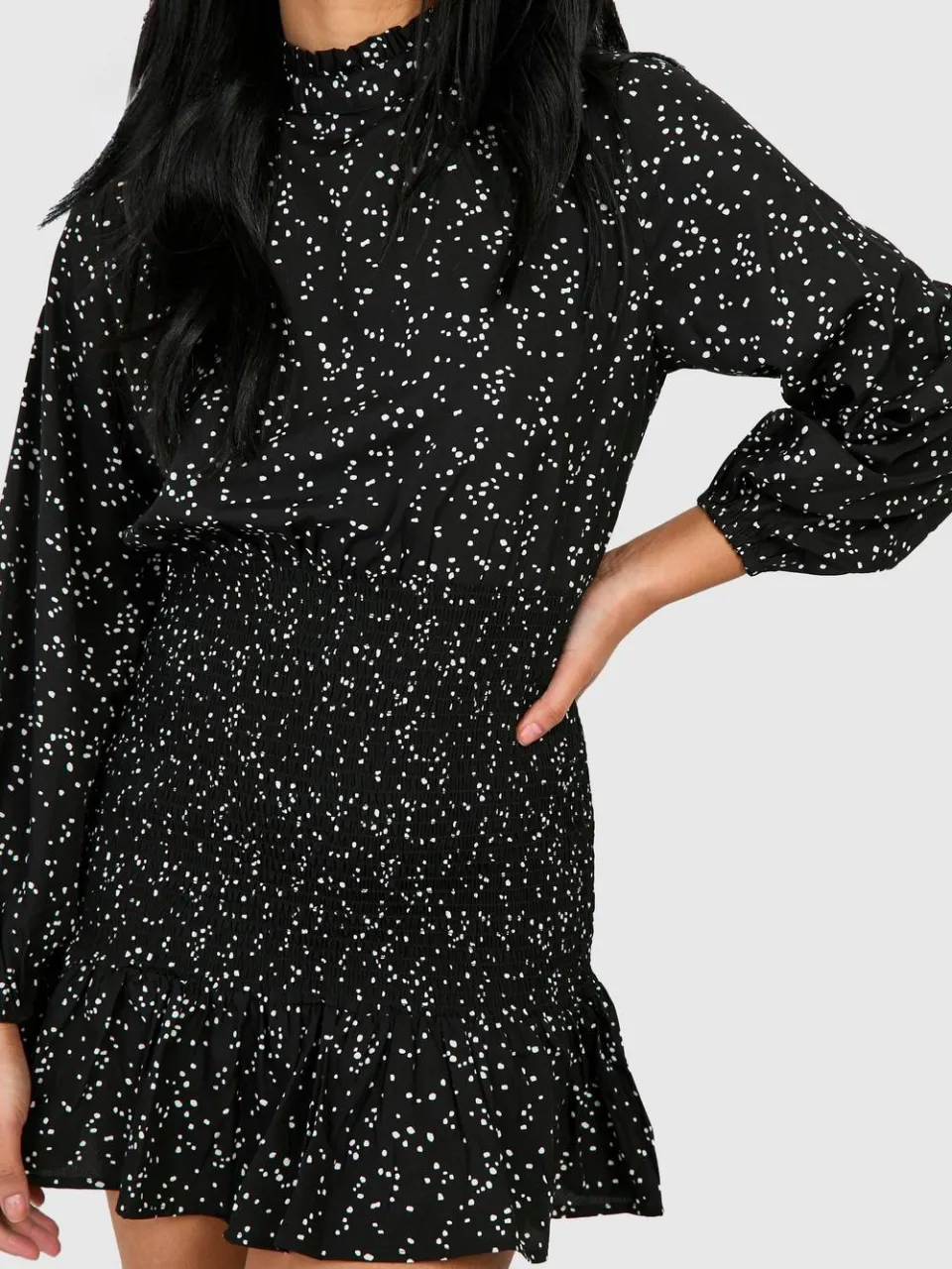boohoo Dames Petite Spot Jurk met hoge hals, gerimpeld en met ruches zwart, foto 4