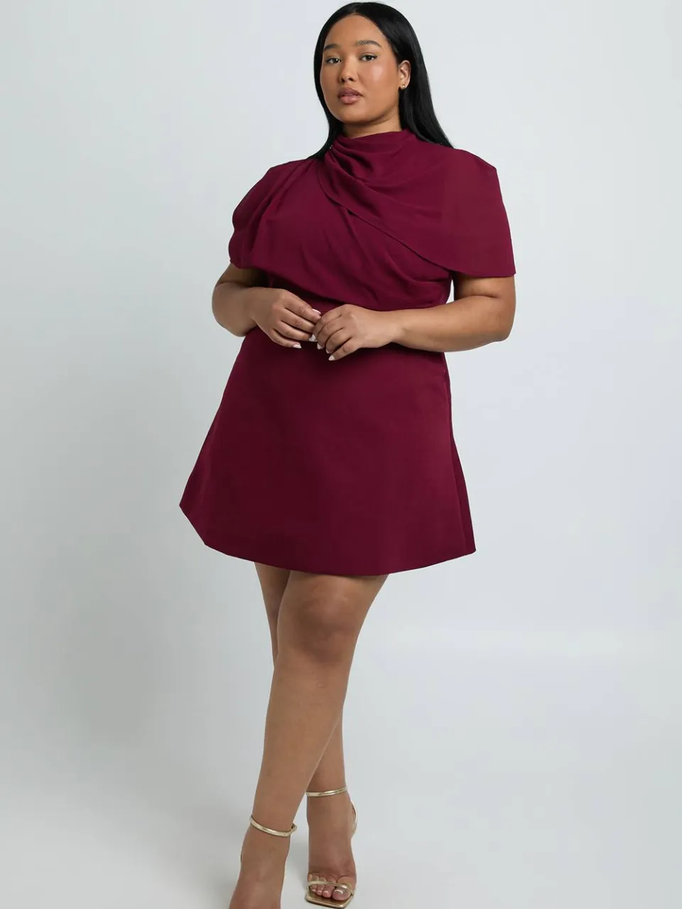 boohoo Dames Plus Geweven Chiffon Gedrapeerde Skater Jurk bordeaux rood, foto 2