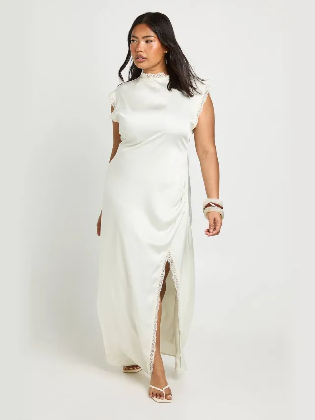boohoo Dames Plus Satijnen Maxi Jurk Met Hoge Hals En Kanten Afwerking Ivoor