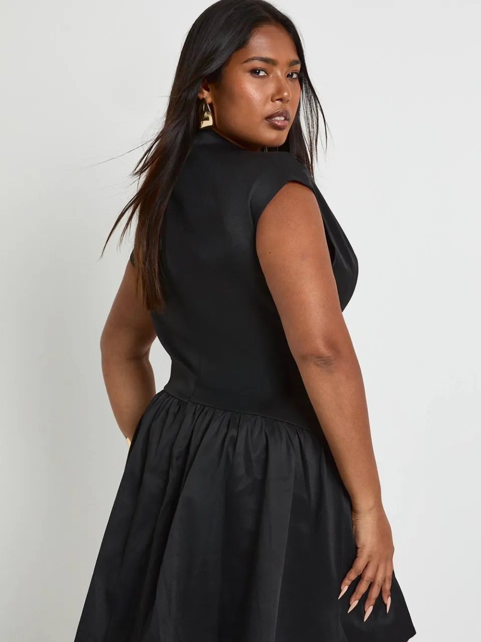 boohoo Dames Plus Asymmetrische Tailleband Skaterjurk zwart, foto 2