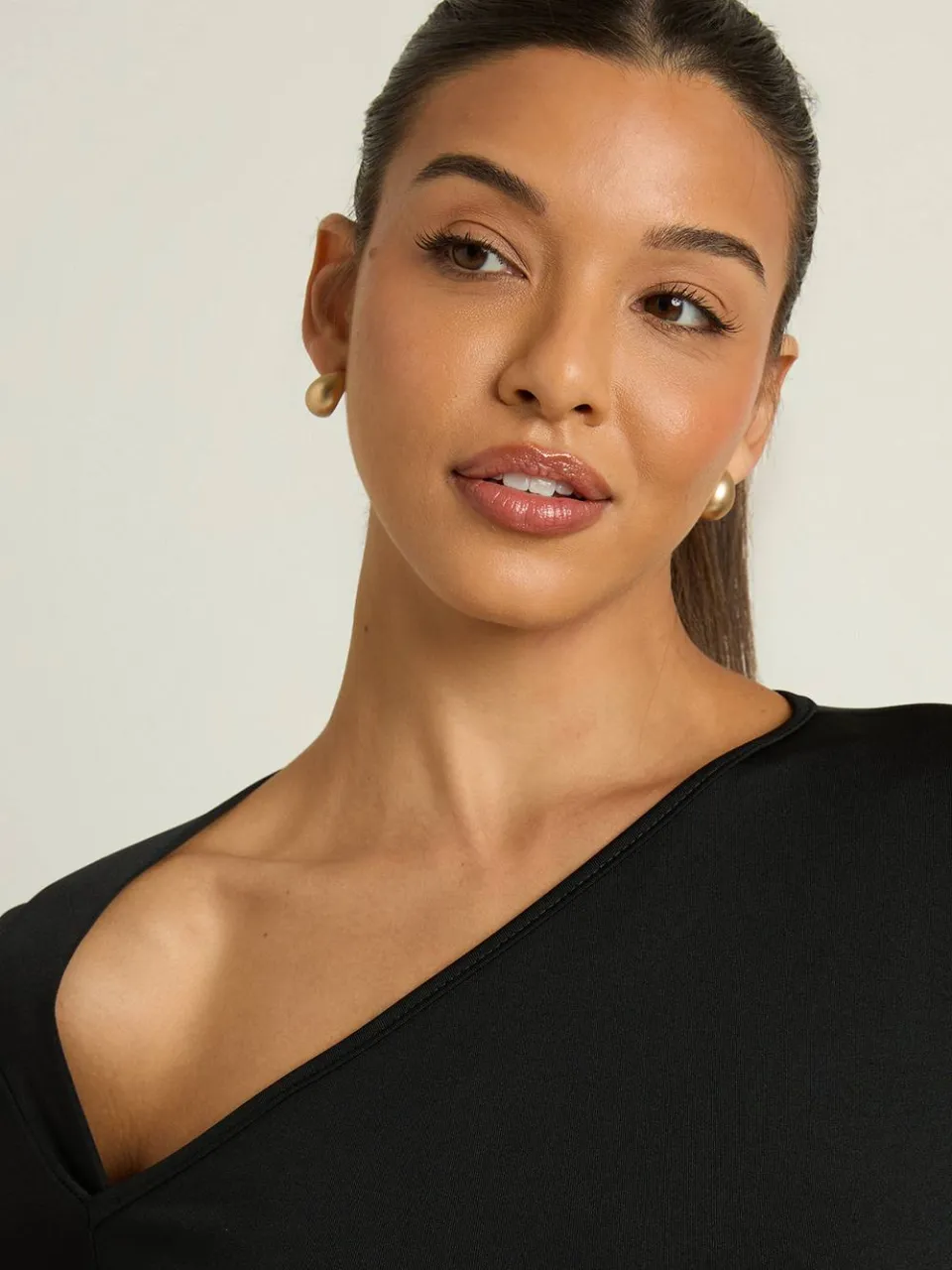 boohoo Dames Super Zachte Mini Jurk Met Asymmetrische Halslijn zwart, foto 4