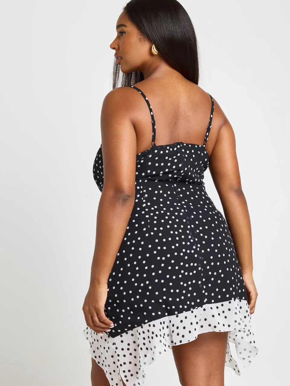 boohoo Dames Plus Contrast Polkadot Cowl Neck Bandjes Mini Jurk zwart, foto 2