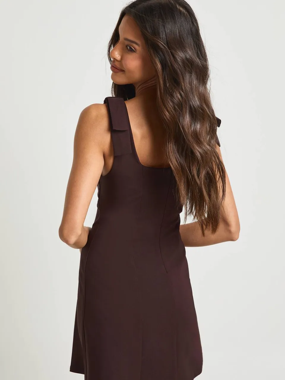 boohoo Dames Strikschouder Vierkante Hals Skater Jurk chocoladebruin, foto 2