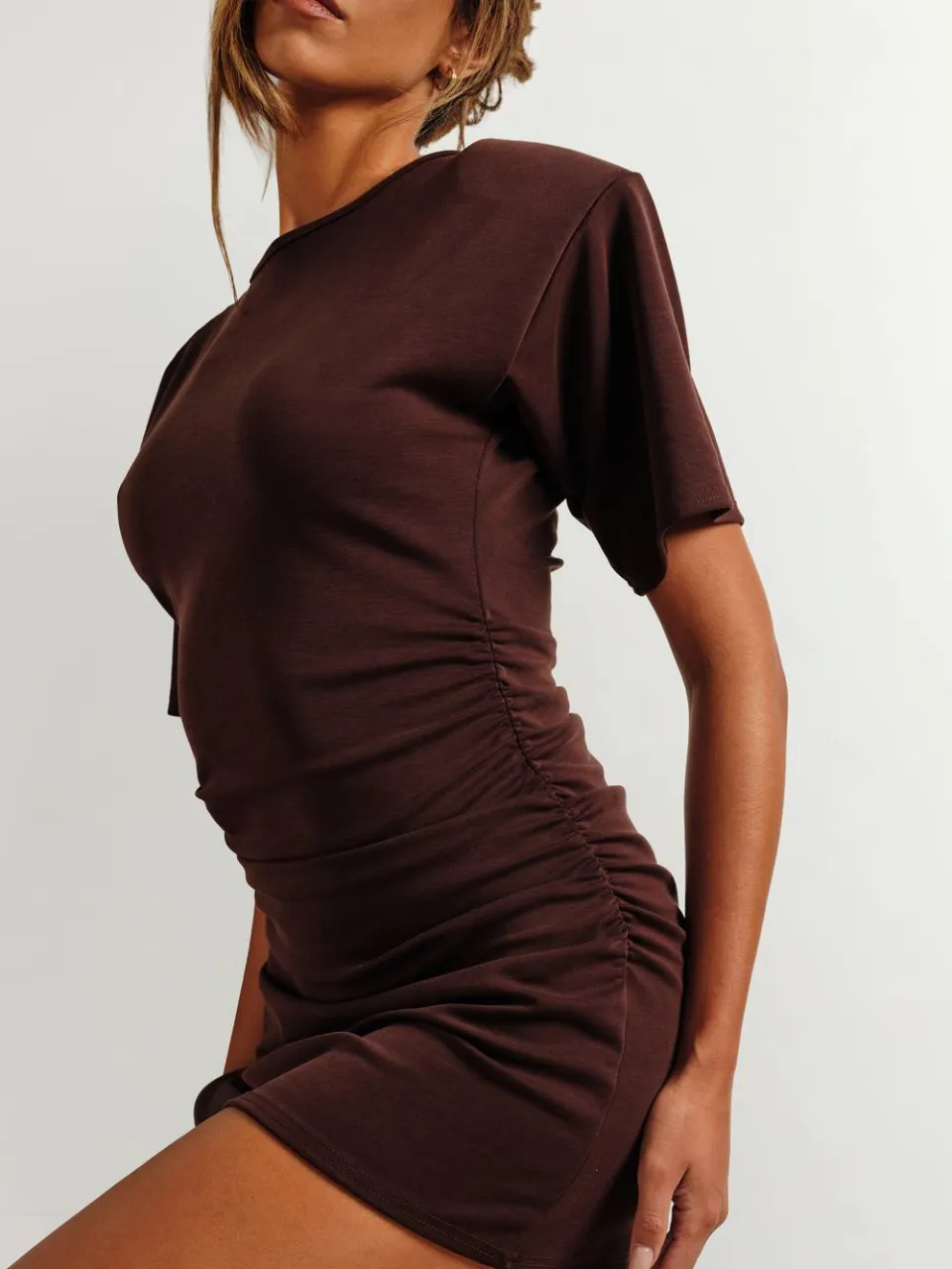 boohoo Dames Premium Jersey T-shirt Jurk Met Schoudervulling En Gerimpeld Detail chocoladebruin, foto 4