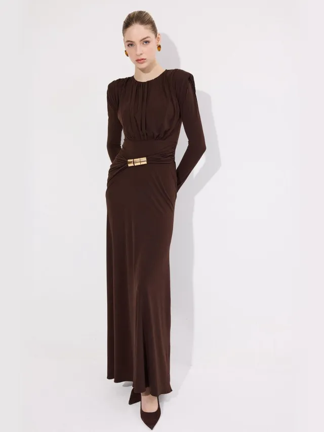 TOUCHÉ PRIVÉ Maxi jurk met gouden accessoires - Bruin - Dames