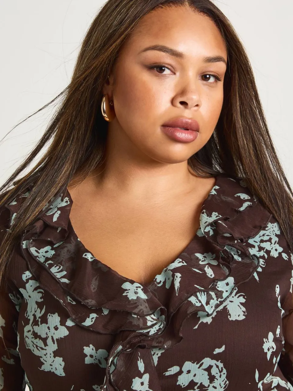 boohoo Dames Plus Bloemen Ruches Smock Jurk bruin, foto 4