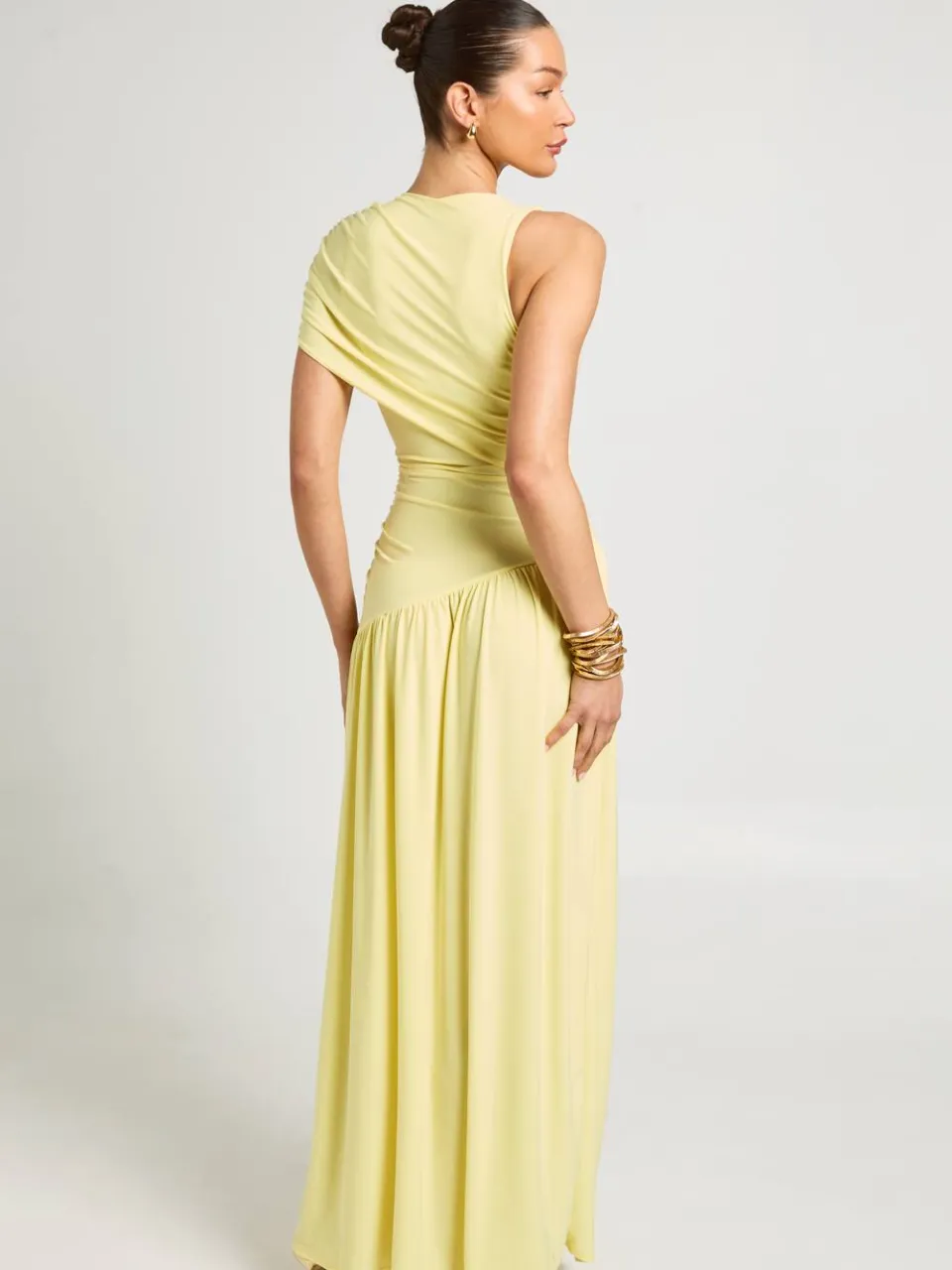 boohoo Dames Slinky Asymmetrische Hals Geplooide Detail Maxi Jurk citroen, foto 2
