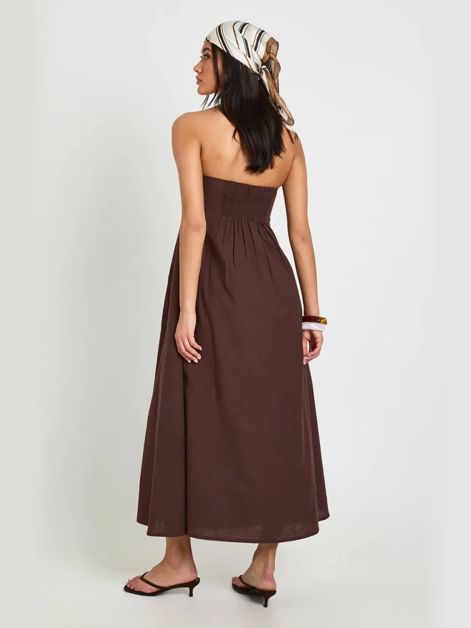 boohoo Dames Linnen Bandeau Jurk Met Gesmockte Rug Midaxi Lengte chocoladebruin, foto 2