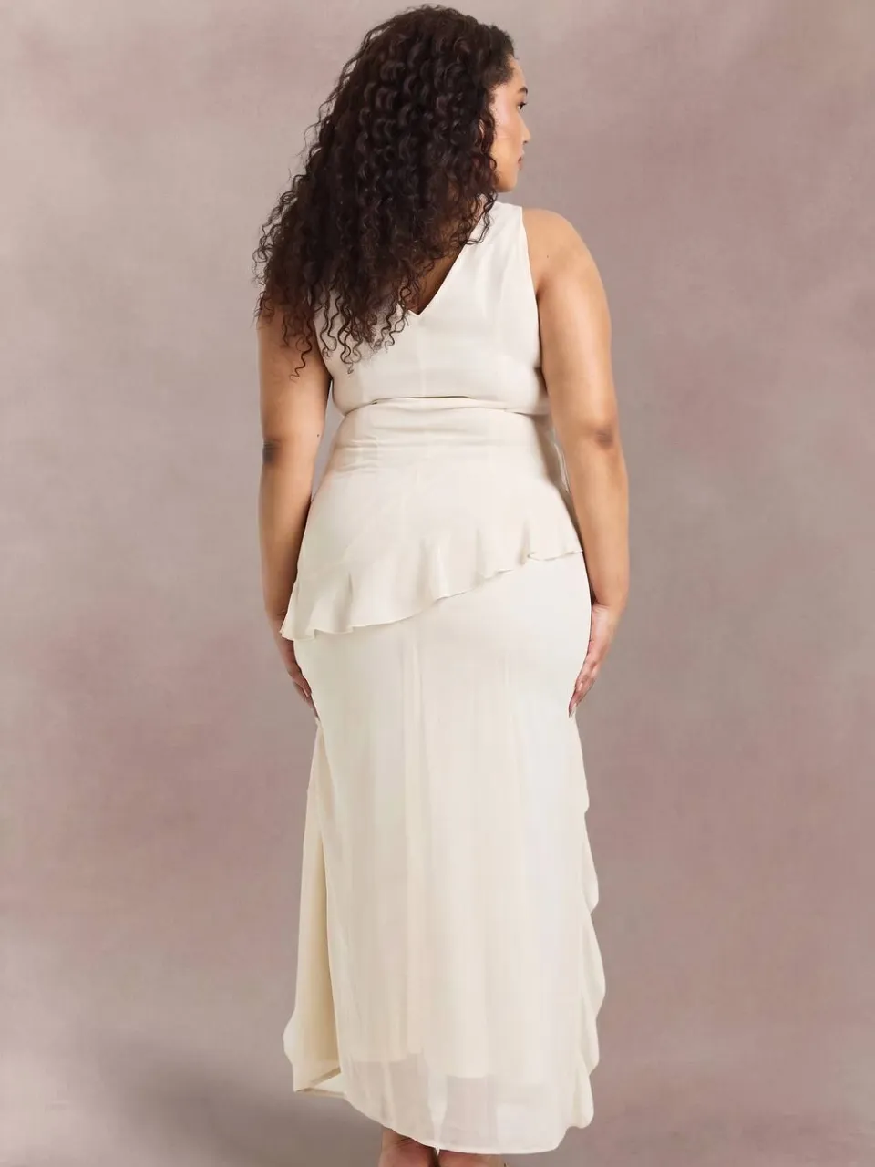 boohoo Dames Plus Asymmetrische Maxi Jurk Met Ruches Op De Taille ecru, foto 2