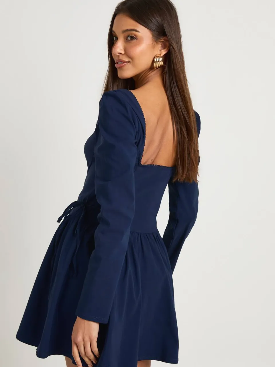 boohoo Dames Mini-jurk in skaterstijl met lange mouwen en een strik in de taille marineblauw, foto 2