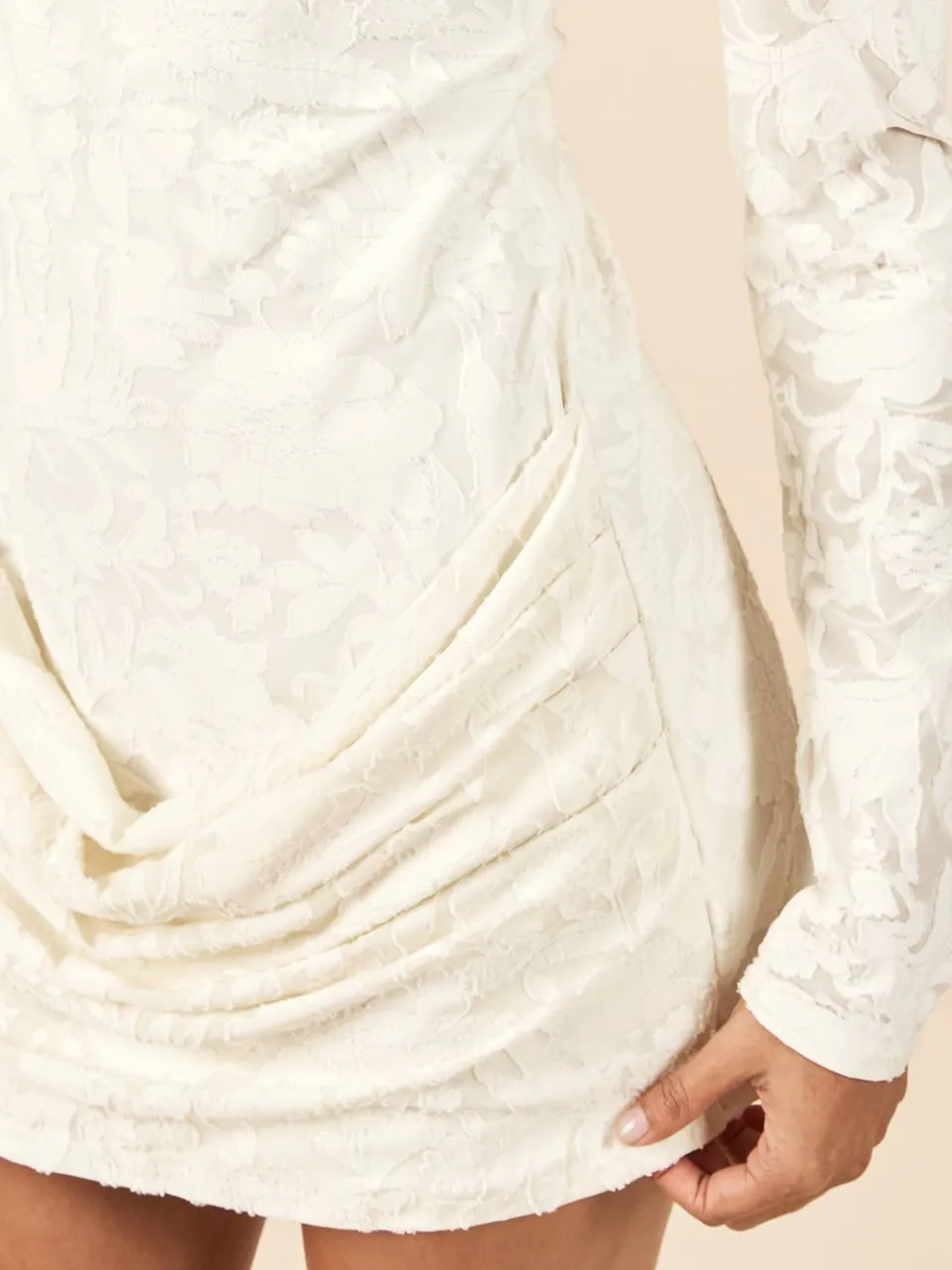 boohoo Dames Burnout Bloemen Bodycon Jurk Met Lange Mouwen En Gedrapeerd Voorpand crème, foto 4