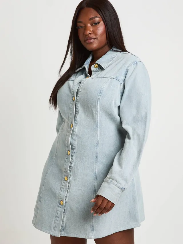 boohoo Dames Plus Gouden Knoop Getailleerde Denim Jurk Gebleekt