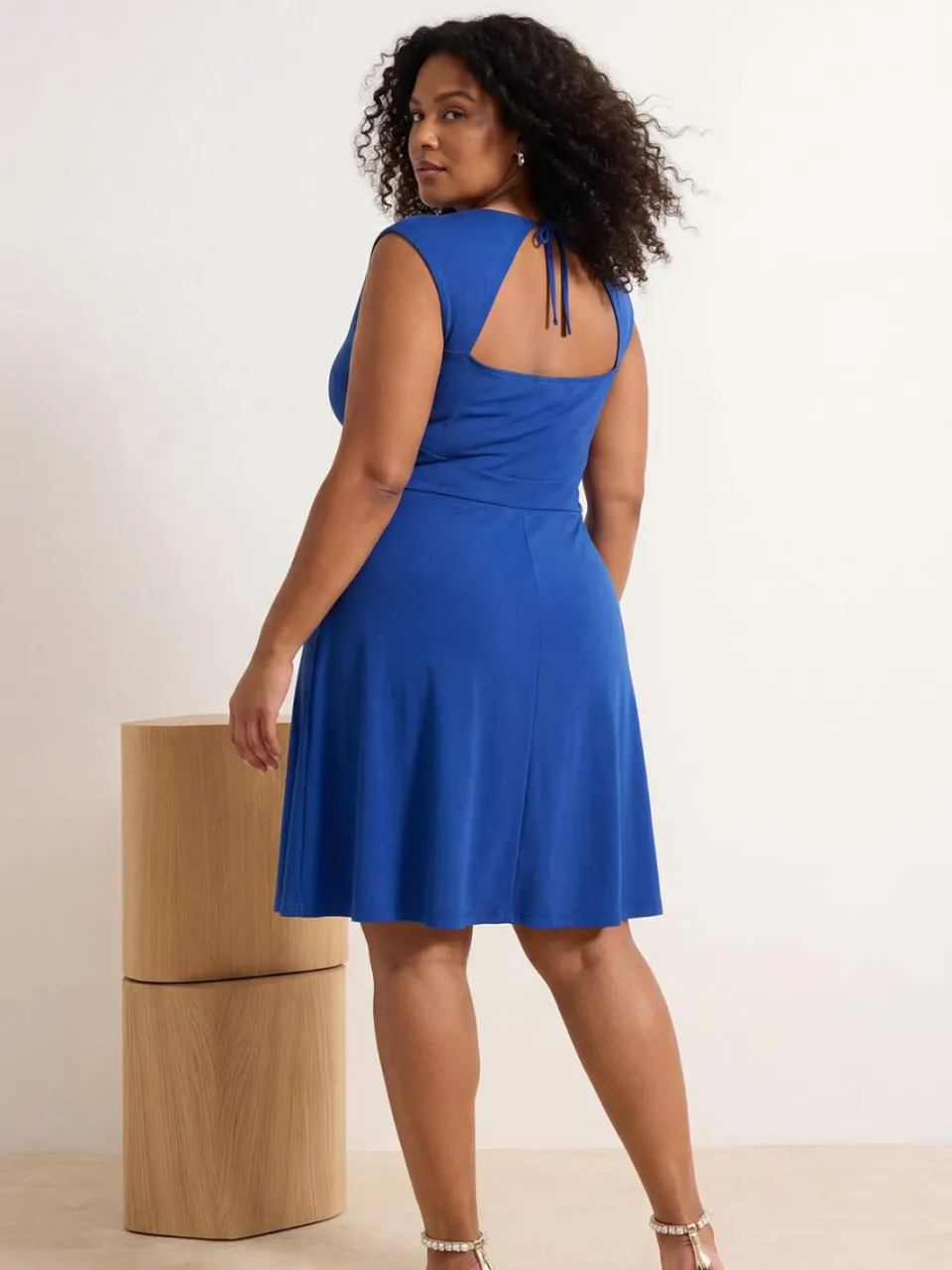 Trendyol Curve Dames Blauw Effen Kort / Mini Mouwloos Skater Grote maten Jurk, foto 2