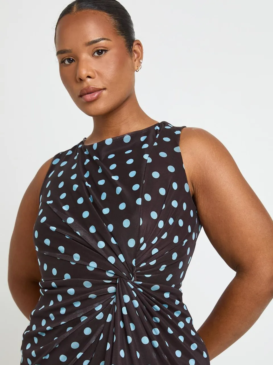 boohoo Dames Plus Polka Dot Mesh Jurk Met Twist Detail Midaxi Lengte chocoladebruin, foto 3