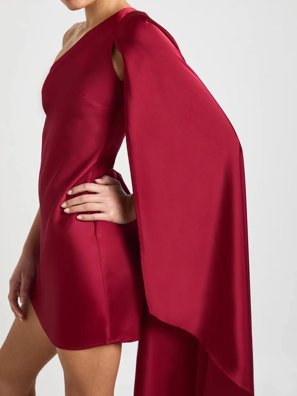 boohoo Dames Satijnen One Shoulder Jurk Met Cape Mouw wijn, foto 3