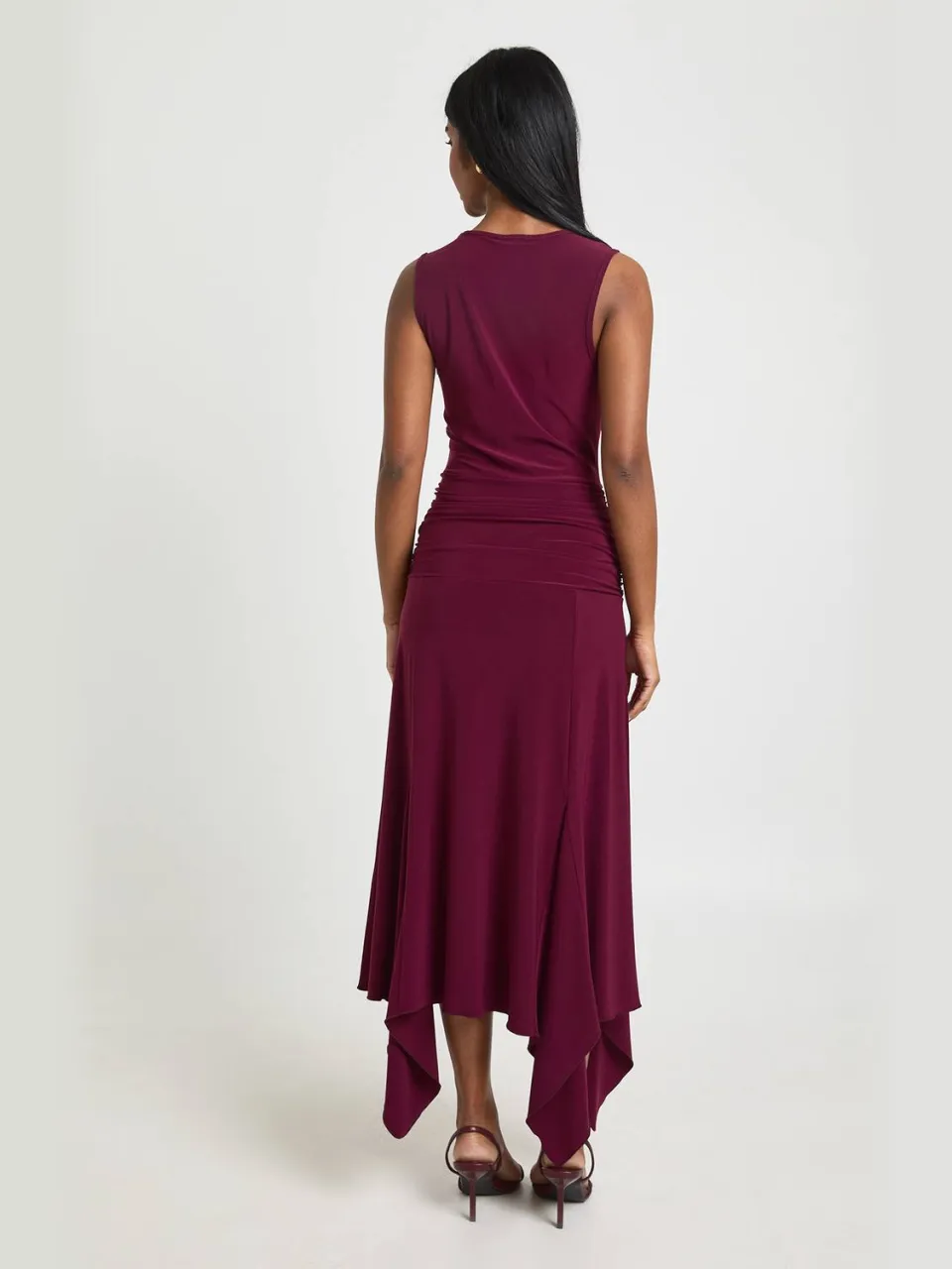 boohoo Dames Slinky Mouwloze Asymmetrische Zoom Midi Jurk bordeaux rood, foto 2