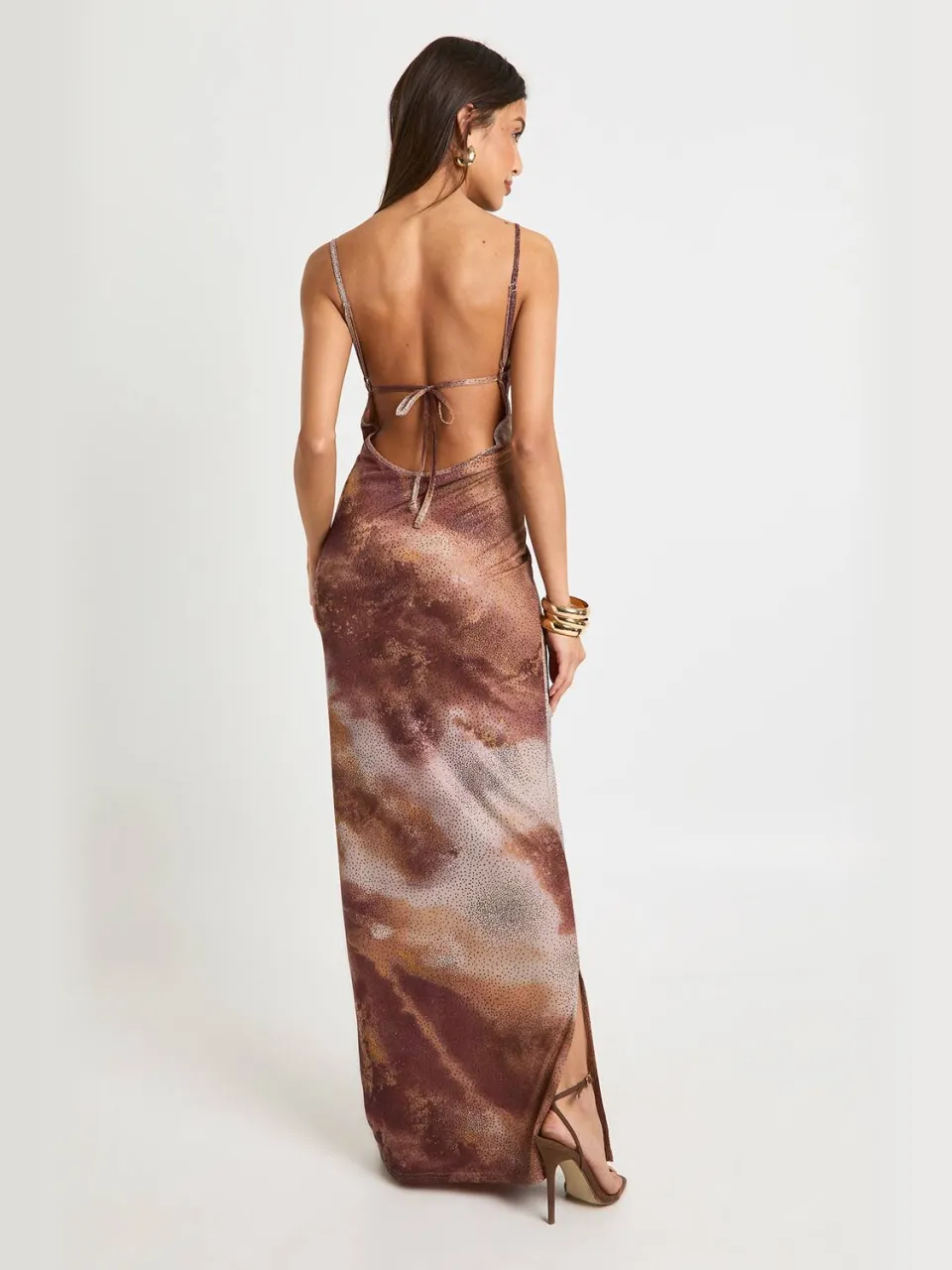 boohoo Dames Bedrukte Hot Fix Pailletten Maxi‐jurk met lage scoop‐hals bruin, foto 2