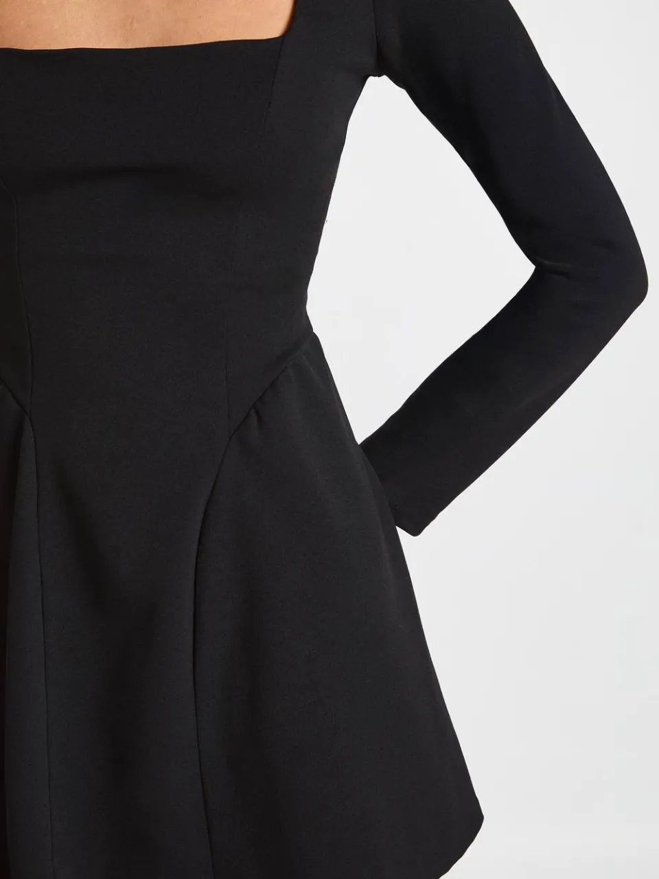 boohoo Dames Mini-jurk met lange mouwen, vierkante hals en volle rok zwart, foto 4