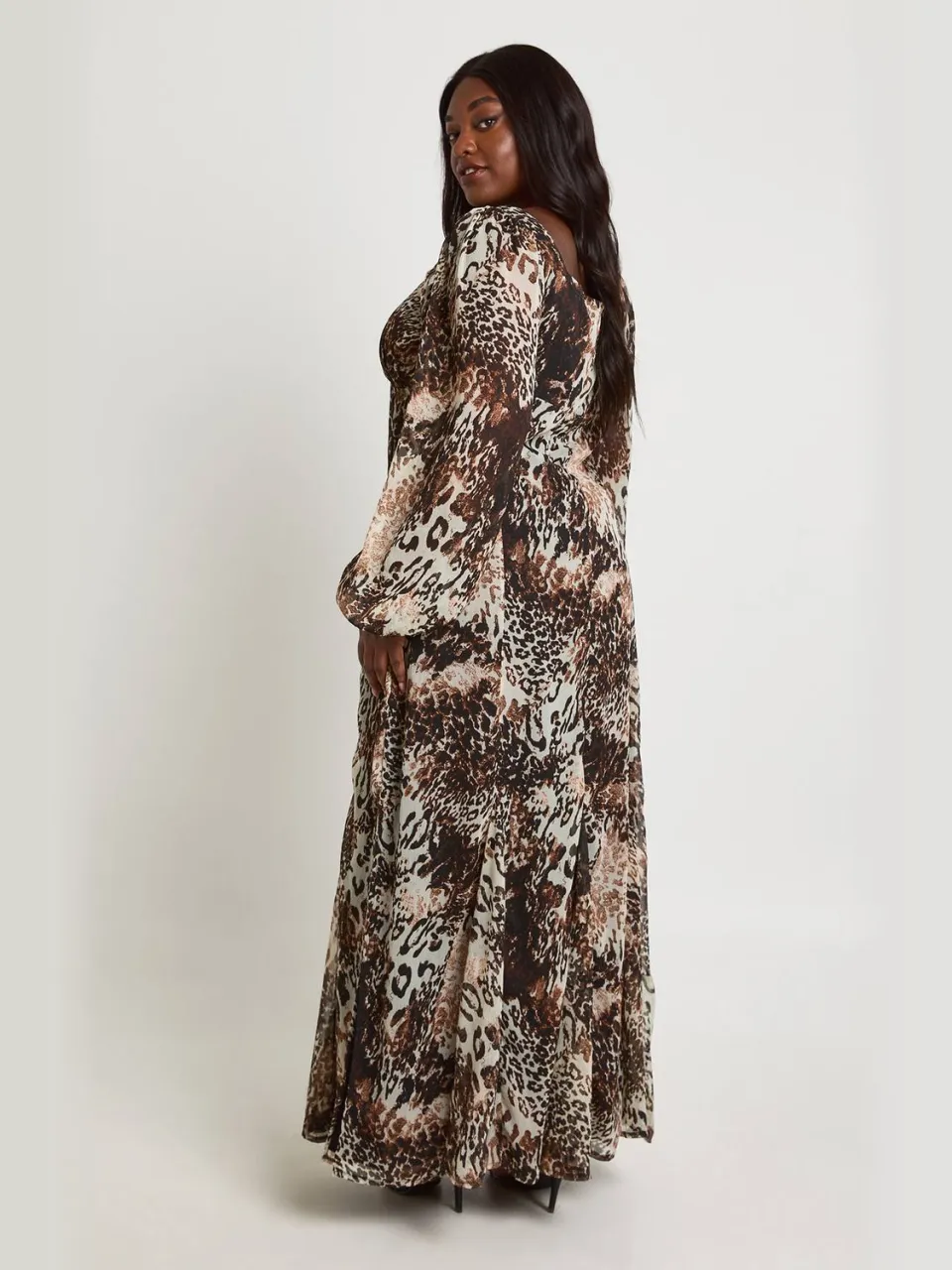 boohoo Dames Plus Dierenprint Mix Geplooide Chiffon Melkmeisjesmaxijurk bruin, foto 2