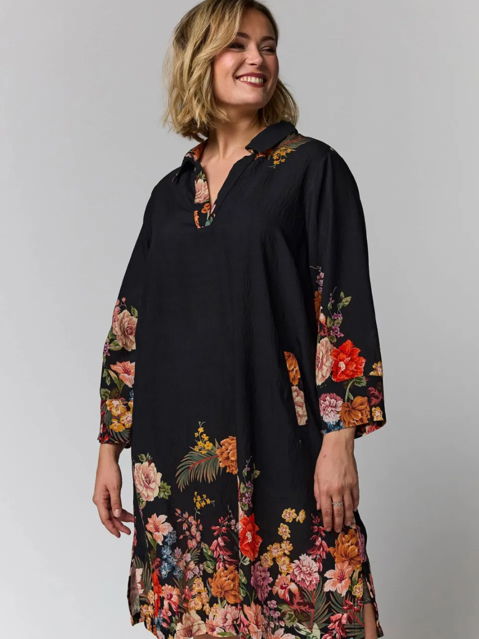 Gozzip gebloemde korte jurk Plus Size - zwart